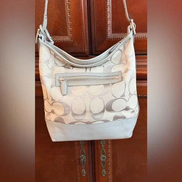 Coach EUC Gray Signature C’s Jacquard
canvas & leather Shoulder Bag - Picture 4 of 15